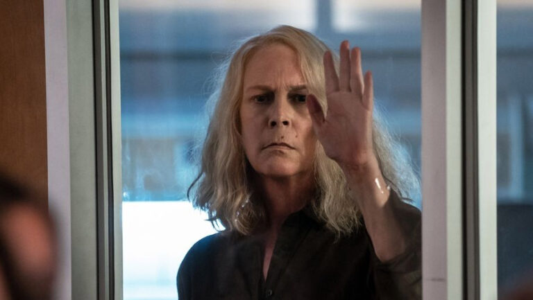 Lee más sobre el artículo Jamie Lee Curtis dice adiós a Laurie Strode ¡Terminó el rodaje de ‘Halloween Ends’!