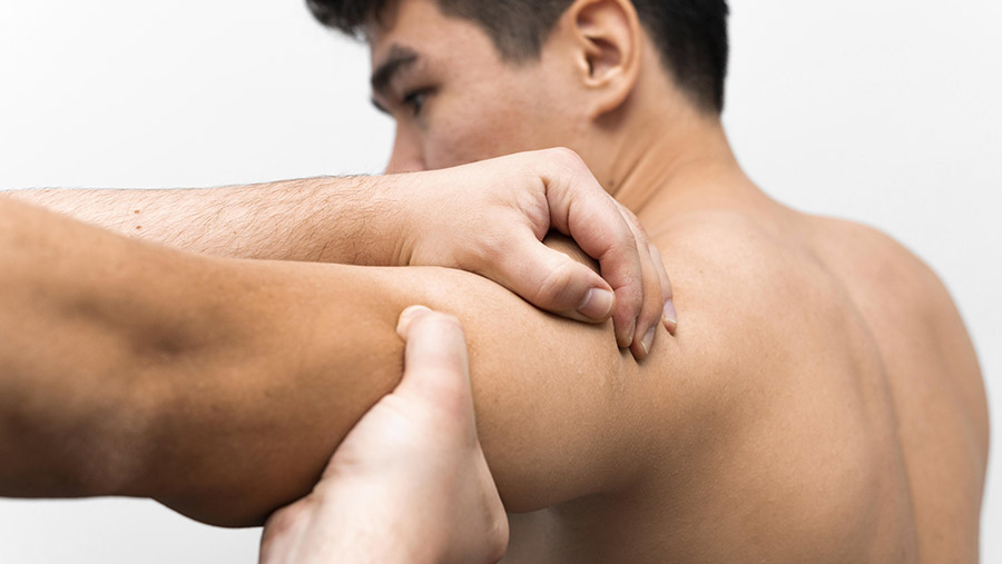 Los nadadores, futbolistas y levantadores de pesas tienen mayor riesgo de sufrir lesiones en hombros