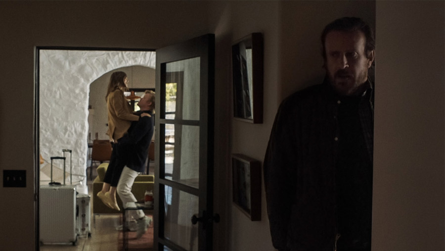 Jason Segel interpreta al delincuente que se ve sorprendido por el regreso de los propietarios