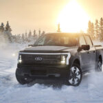 ¿Cómo se maneja la Ford F-150 Lightning sobre hielo y nieve?