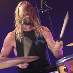 Lee más sobre el artículo Famosos reaccionan a la muerte de Taylor Hawkins, baterista de Foo Fighters