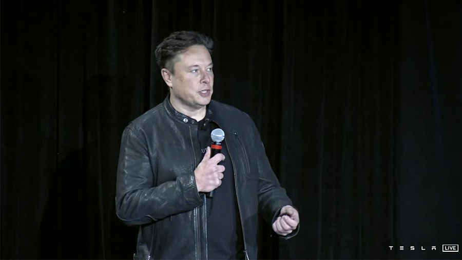 Elon Musk dando un discurso