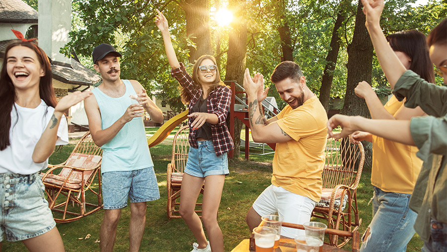 Podrías organizar un día de campo con snacks y bebidas frescas