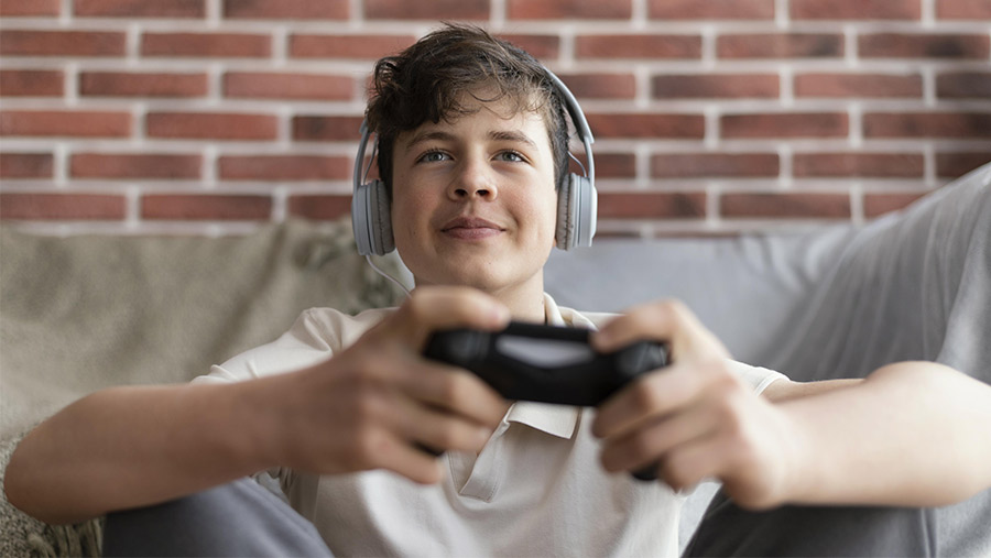 Jugador gamer con audífonos