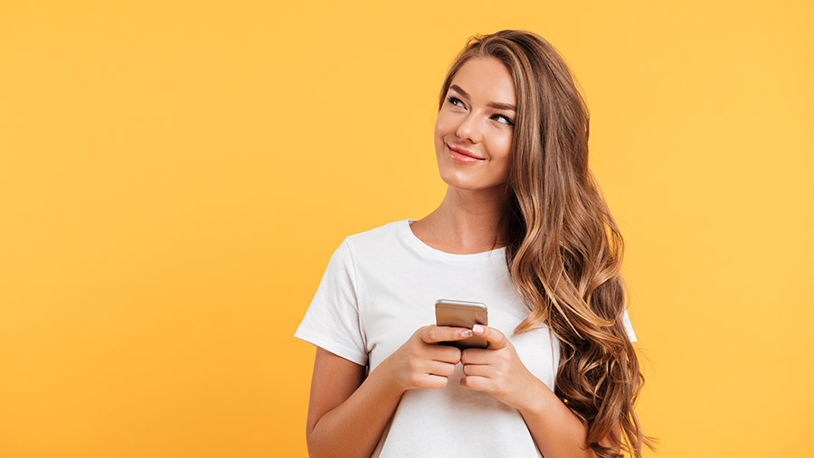 Mujer usando smartphone