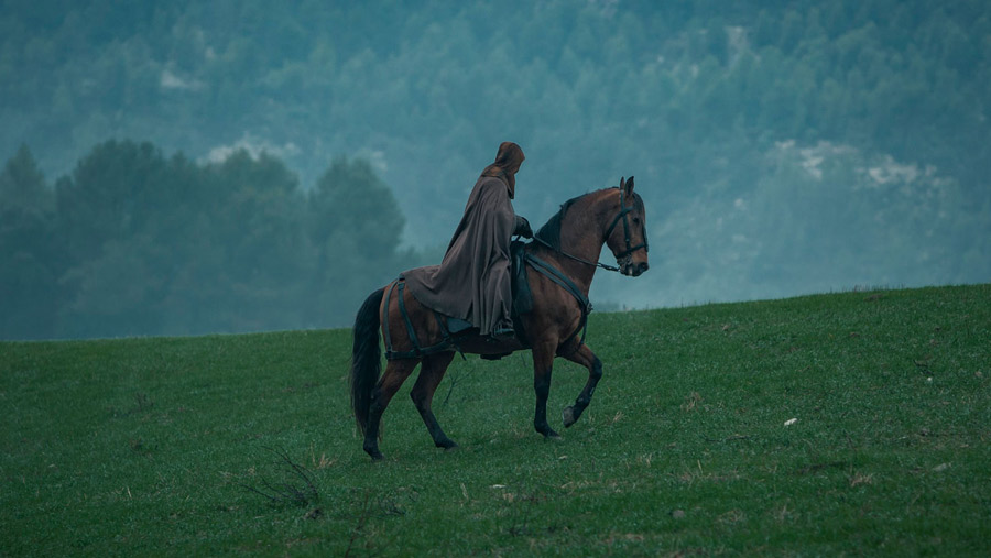 Hombre montando a caballo en serie de Netflix