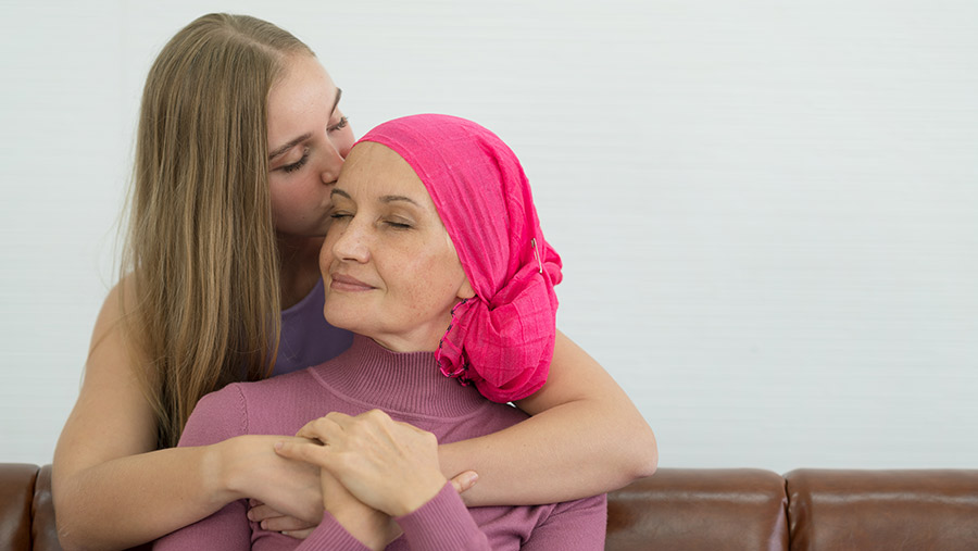 Mujer con cáncer acompañada de hija