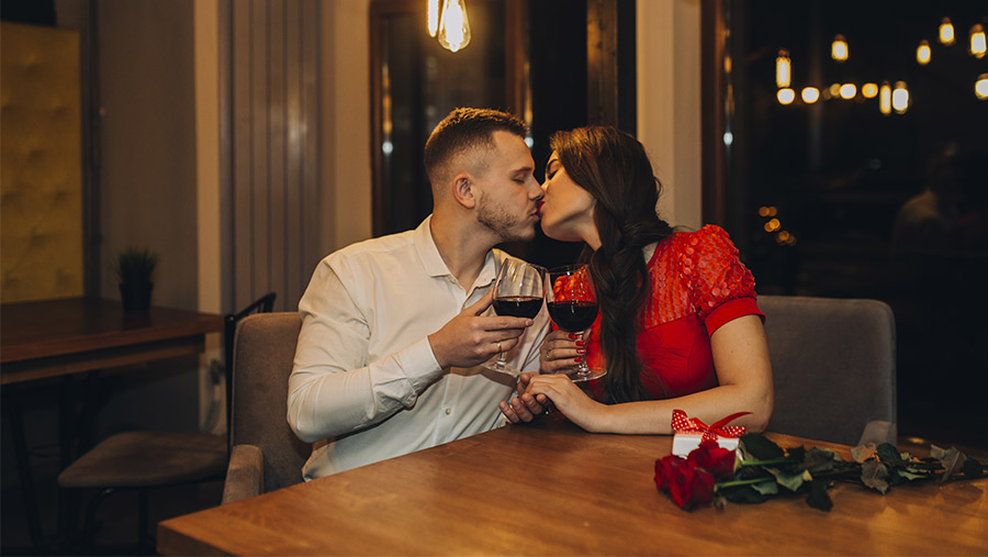 Cena romántica pareja que podría ser reservada a través de Uber Explore en Madrid