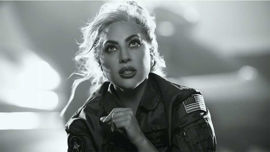 Lady Gaga en Hold My Hand videoclip