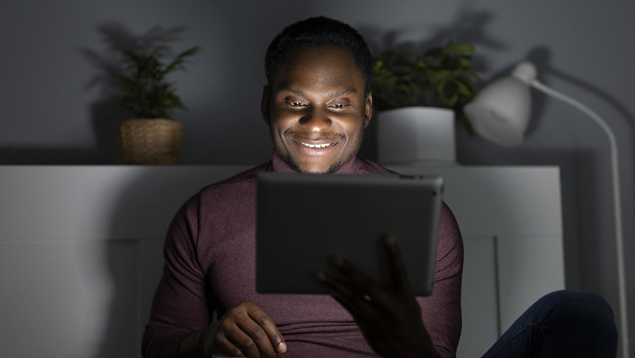 Hombre afroamericano viendo tablet