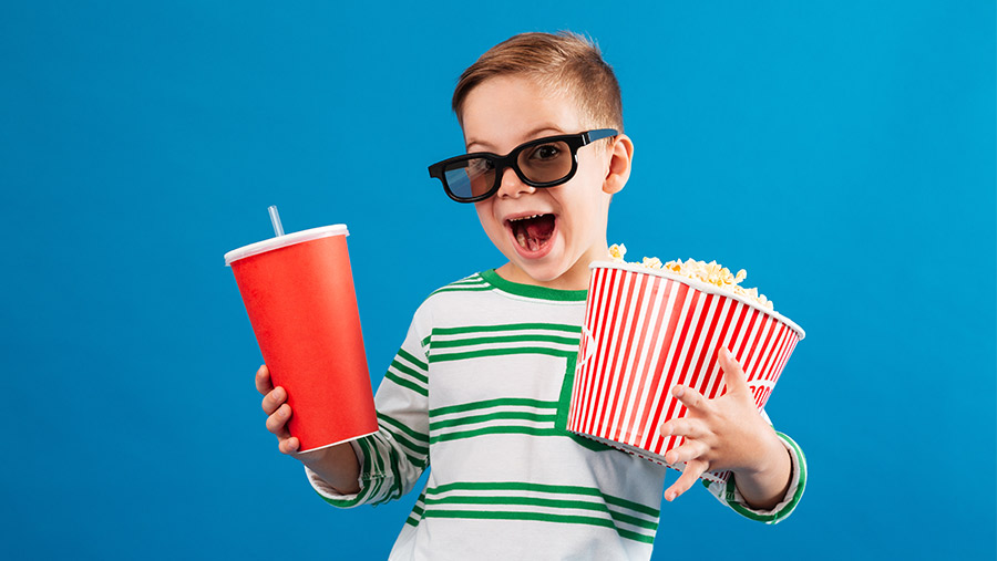 Niño con palomitas y refresco