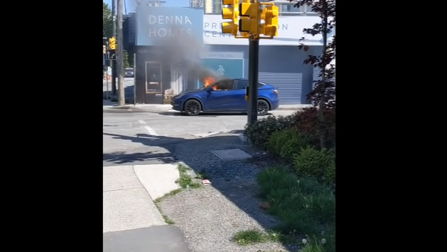 Tesla Model Y en llamas