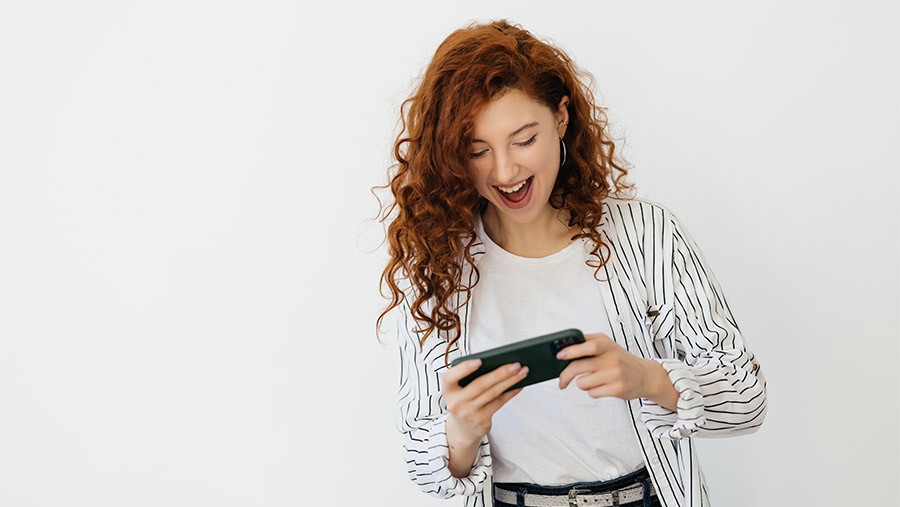 Mujer joven jugando smartphone