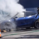 ¡Casi termina en tragedia! Hombre escapa de su Tesla Model Y poco antes de que se incendiara