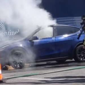 Lee más sobre el artículo ¡Casi termina en tragedia! Hombre escapa de su Tesla Model Y poco antes de que se incendiara