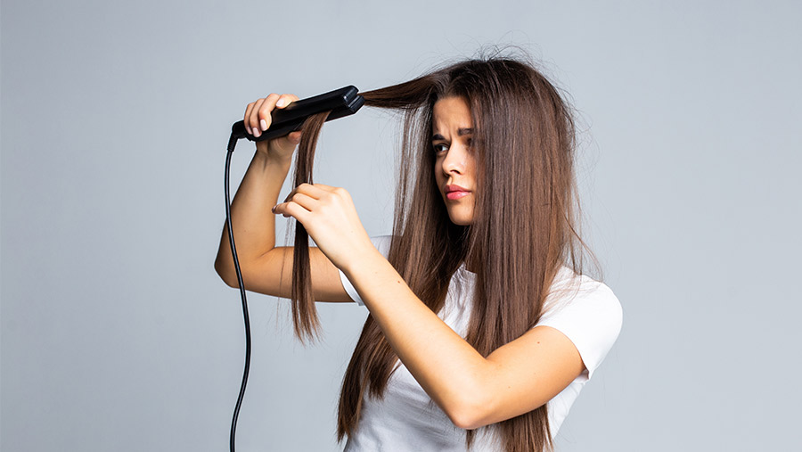 Mujer planchando cabello
