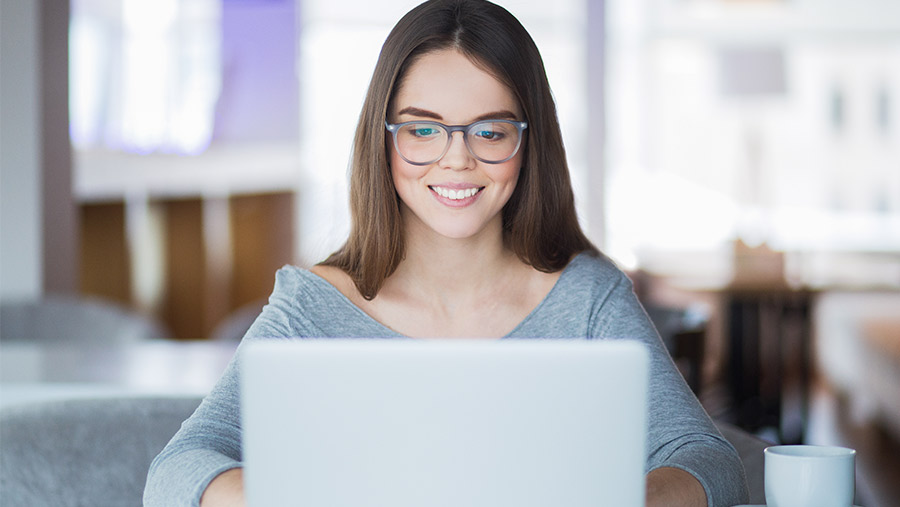 Mujer usando computadora con Firefox y Total Cookie Protection