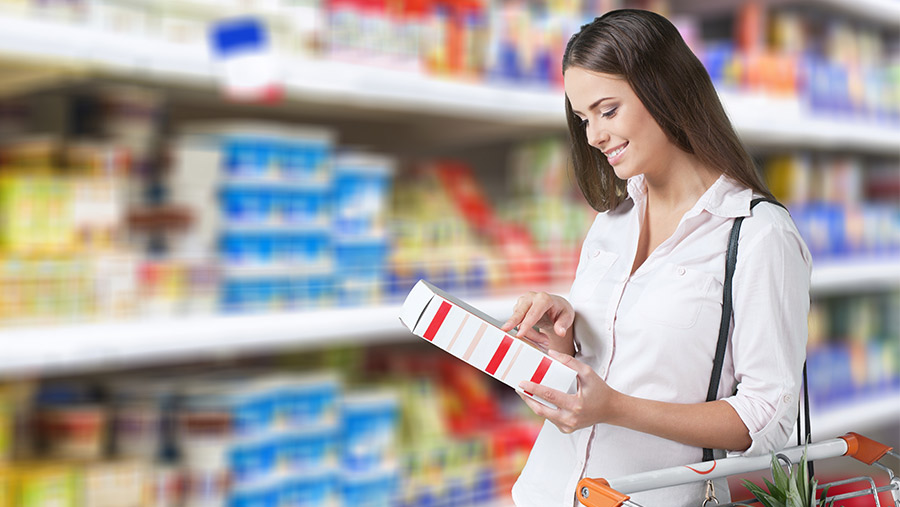 Mujer comprando en el supermercado