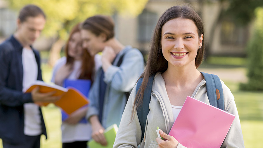 Mujer que sabe por qué nunca debe dejar de estudiar