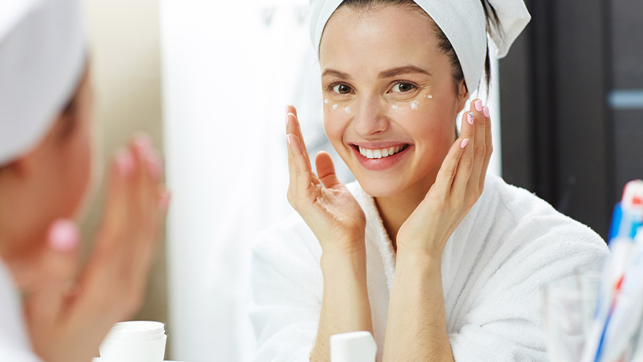 Mujer usando crema hidratante