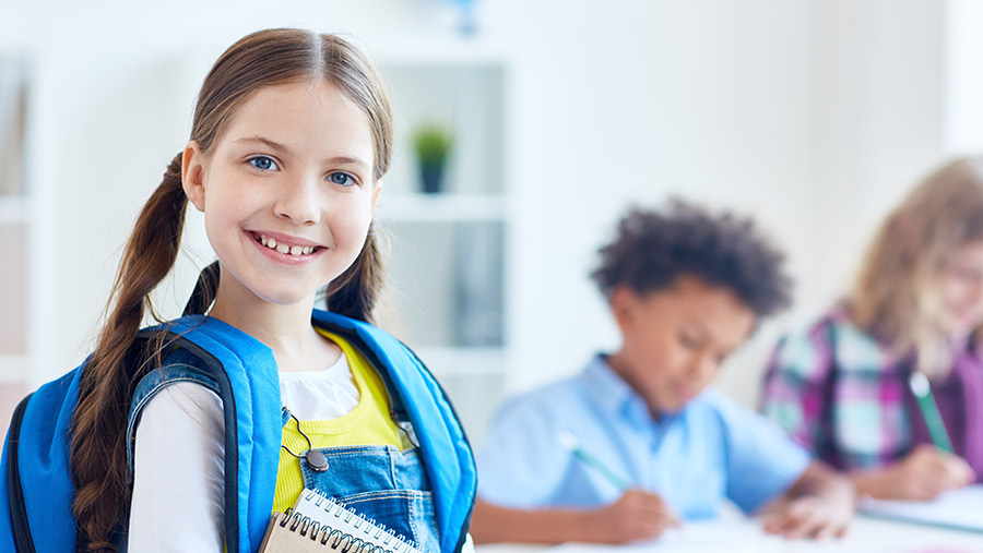 Niña en el colegio