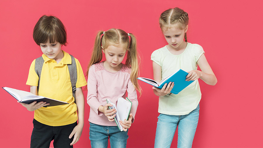 Niños estudiando juntos