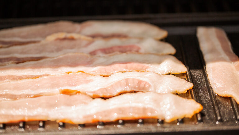 Lee más sobre el artículo Todos los pasos que debes seguir para limpiar bien tu plancha de cocina