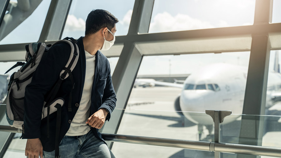 Hombre en aeropuerto