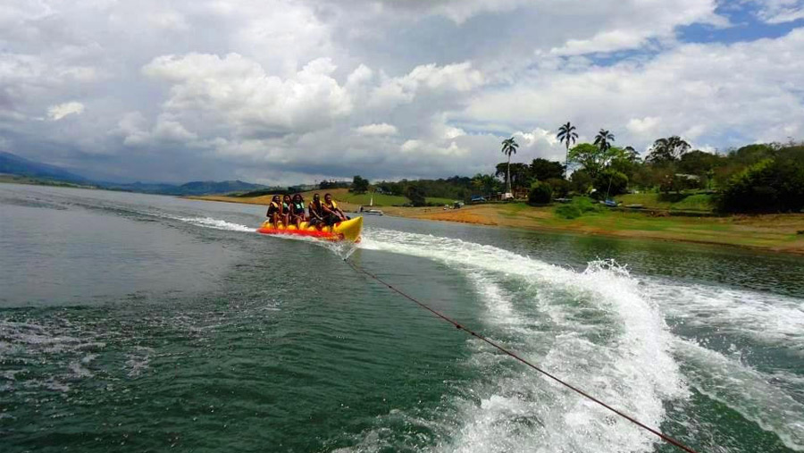 Paseo en banana acuática en Calima