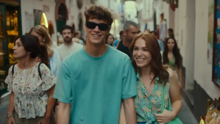 Lee más sobre el artículo Bajo el sol de Amalfi: Un romance juvenil rodeado de las bellas costas italianas ¡Todo sobre la película de Netflix!