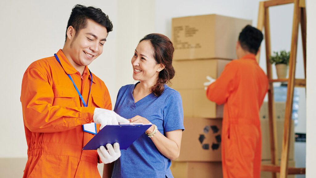 Trabajador de empresa de mudanzas platicando con una cliente