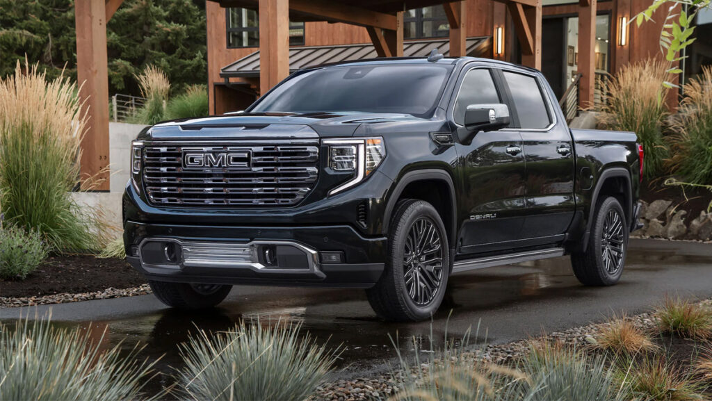 La GMC Sierra 2022 es una camioneta de grandes proporciones