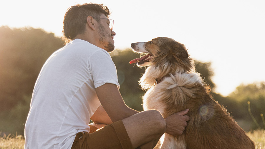 Hombre con perro en parque