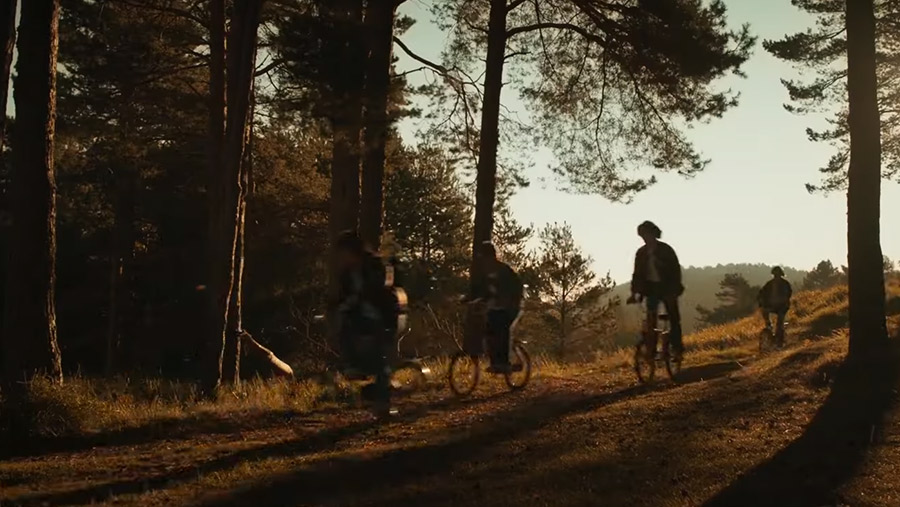 Niños en bicicleta en película española de Netflix