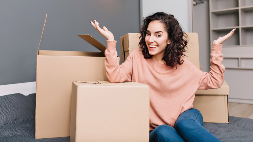 Mujer con cajas de mudanza