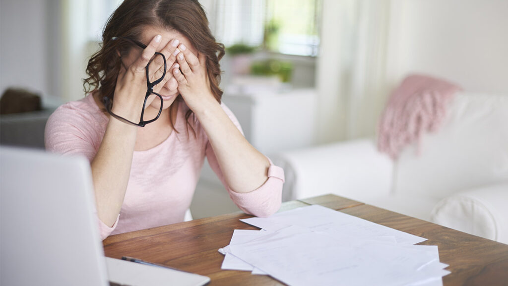 Mujer con estrés laboral