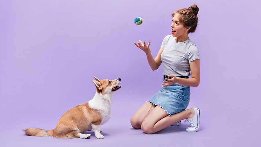 Mujer jugando con perro