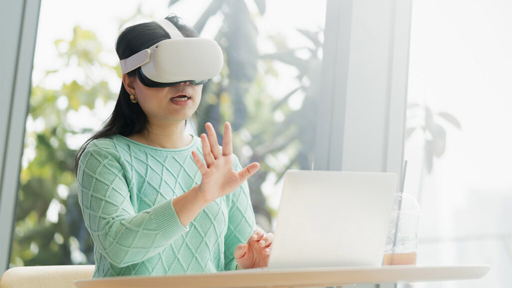 Mujer asiática usando gafas de realidad virtual