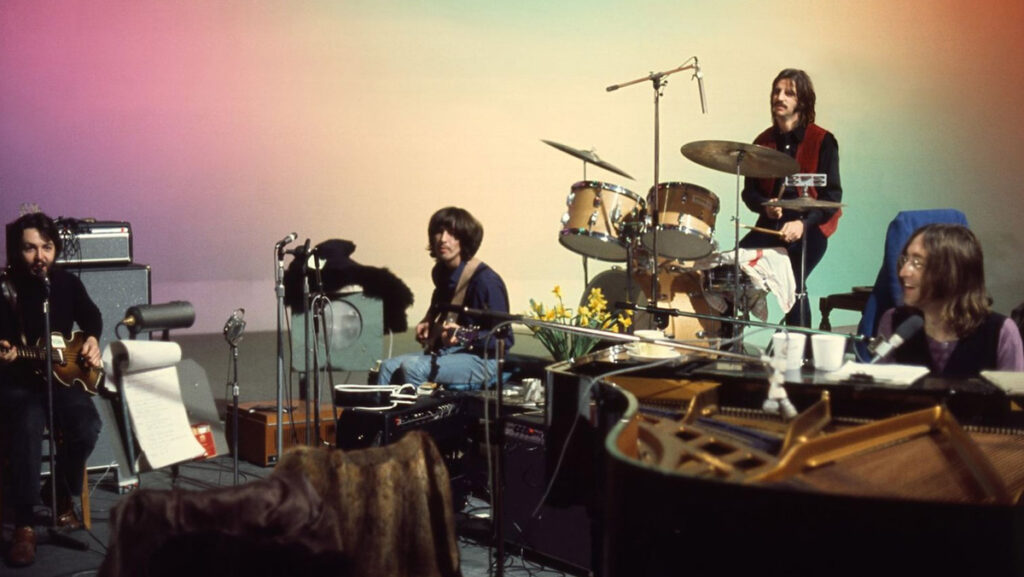 The Beatles tocando en un estudio