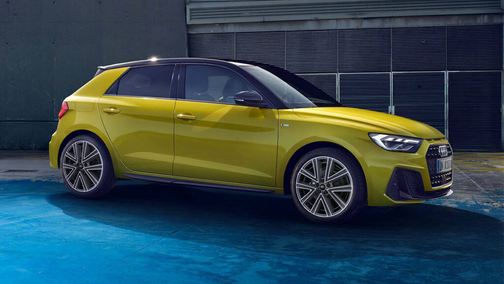 Vista lateral de auto amarillo de Audi