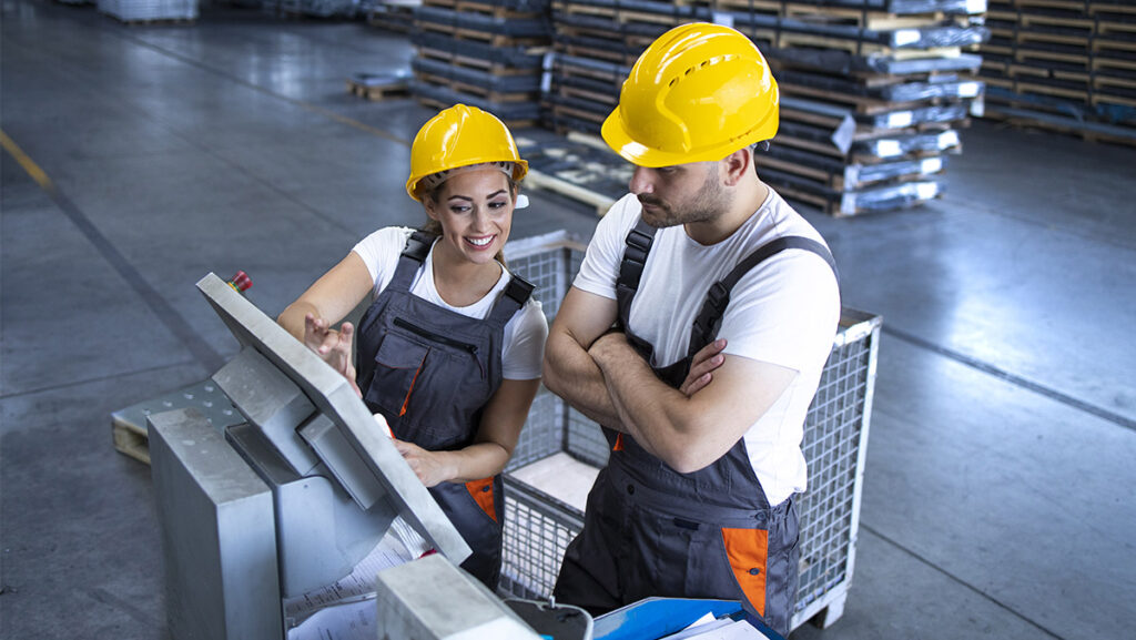 Trabajadores en capacitación de uso de tecnologías en fábrica