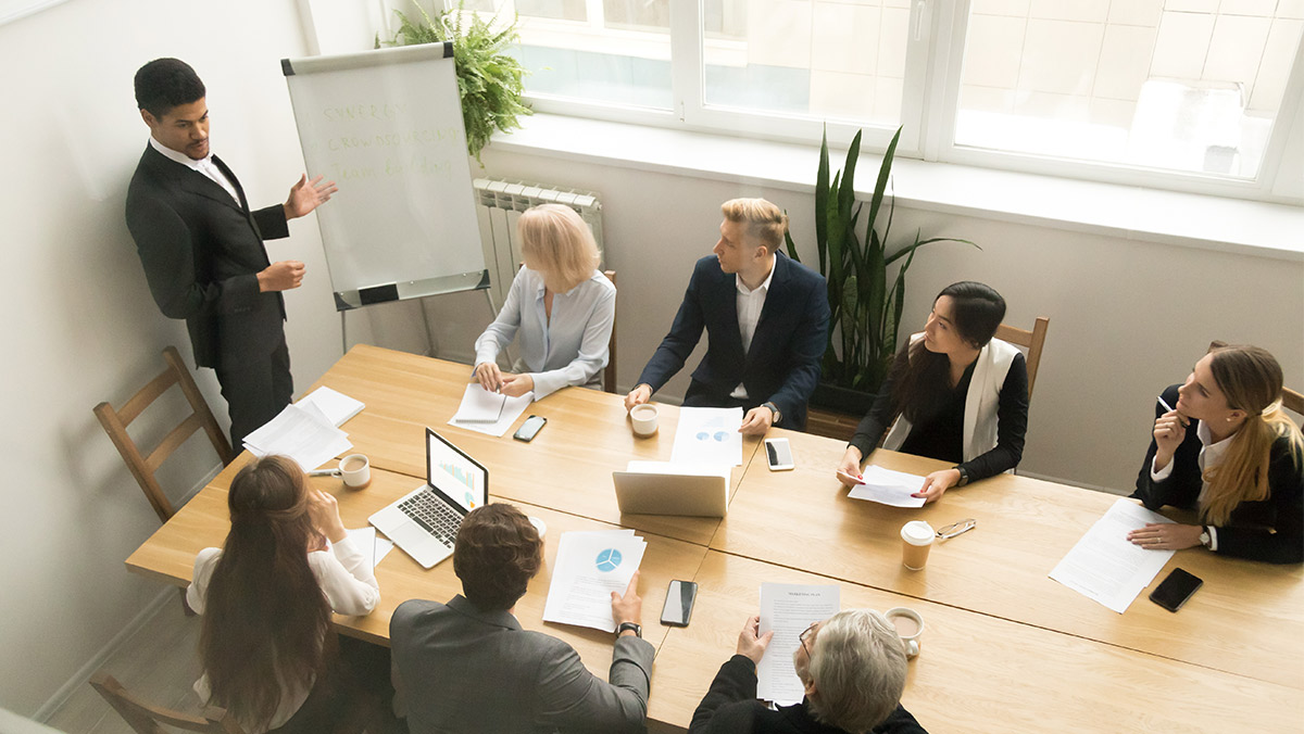 Personas reunidas para un curso de capacitación empresarial