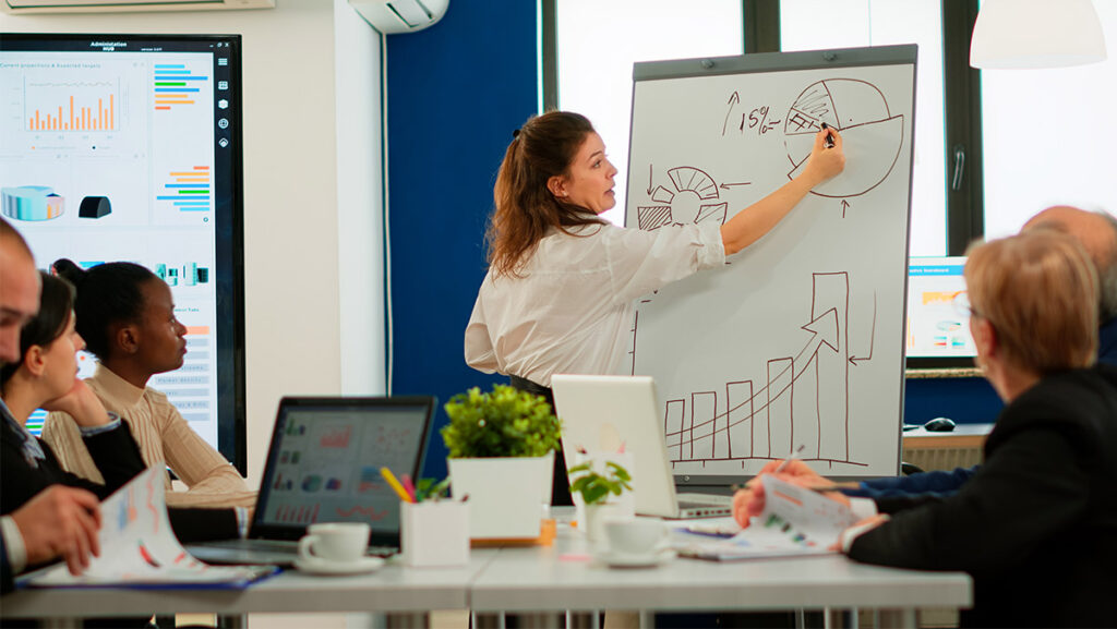 Mujer dando capacitación a empleados de una empresa