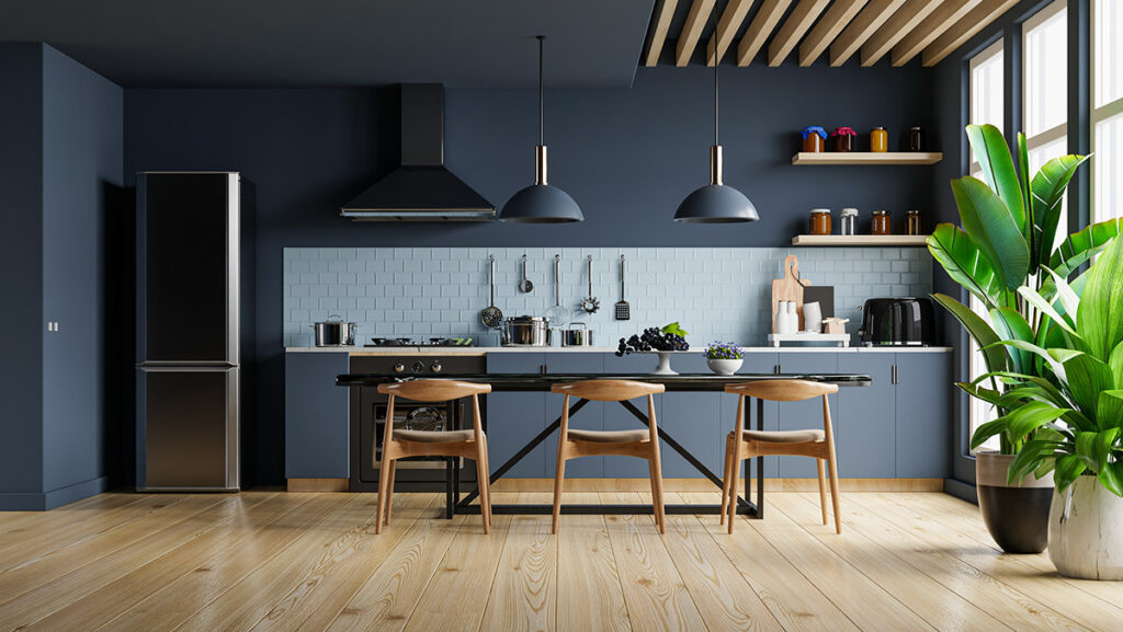 Cocina azul con bancos de madera