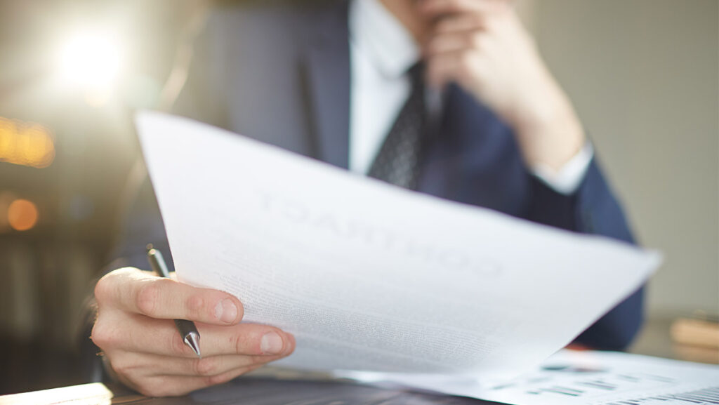 Hombre de traje revisando documento