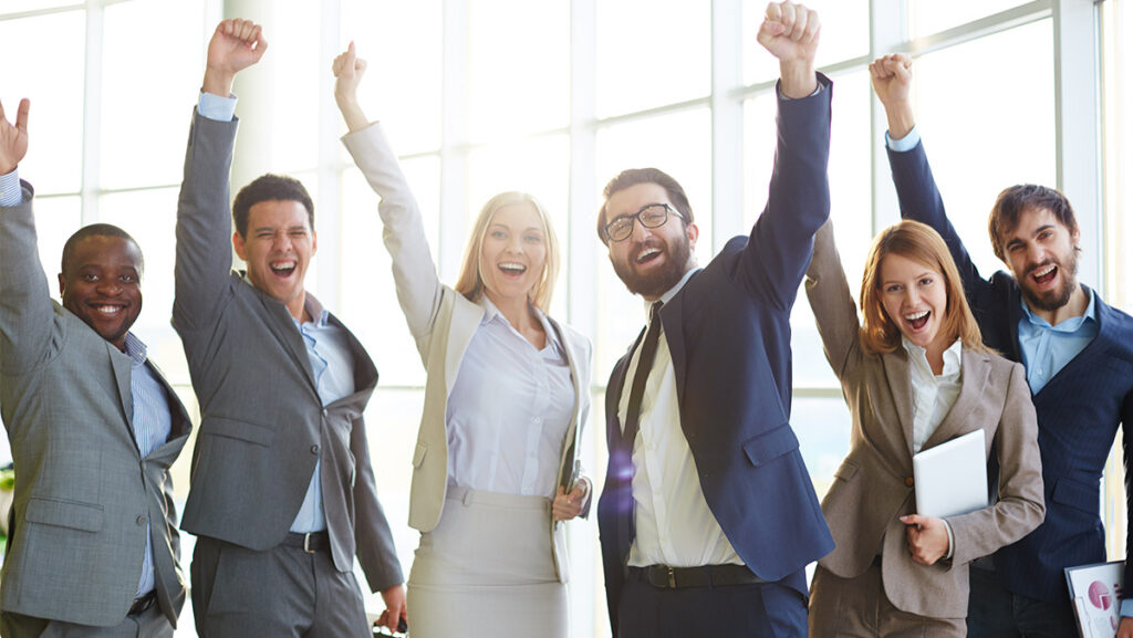 Personas vestidas con ropa formal celebrando el éxito de la empresa