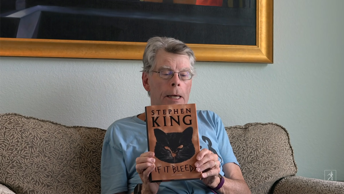 Stephen King leyendo libro If It Bleeds
