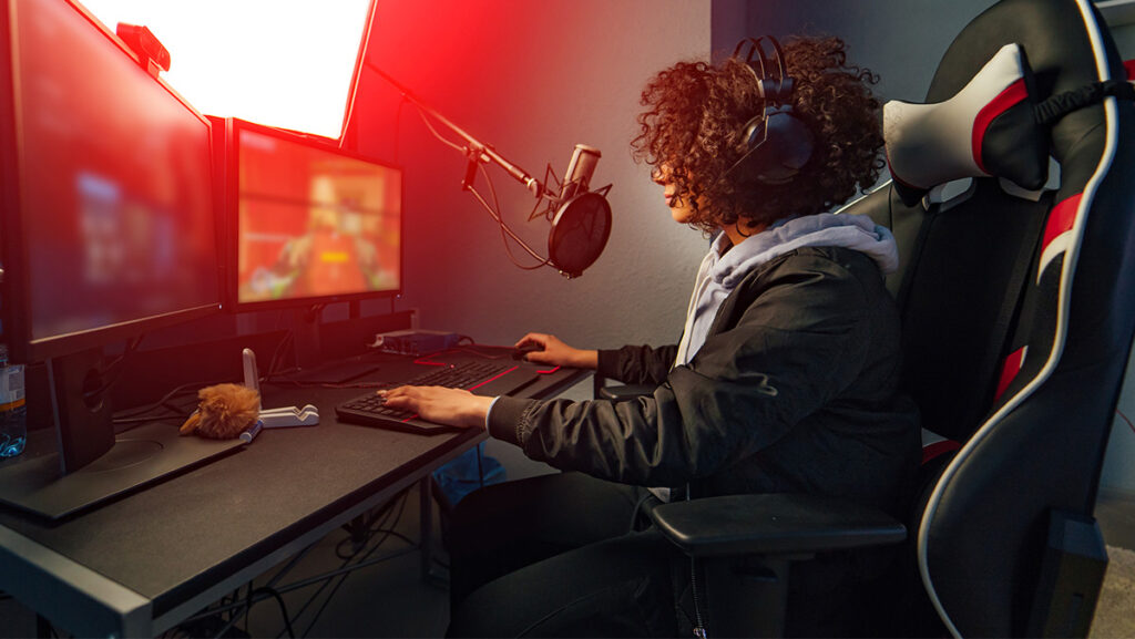 Mujer jugando videojuegos haciendo streaming