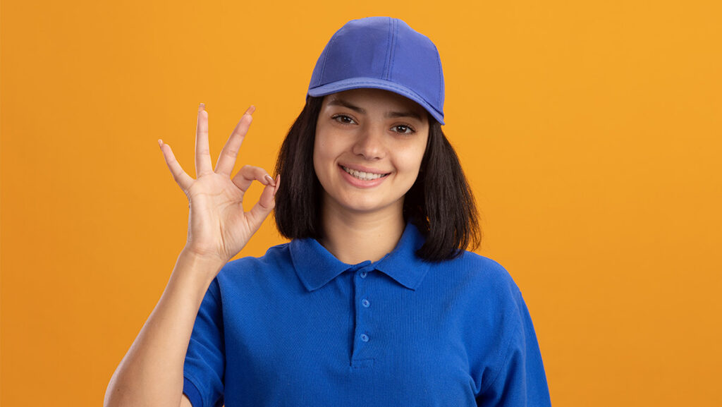 Mujer con uniforme y gorra