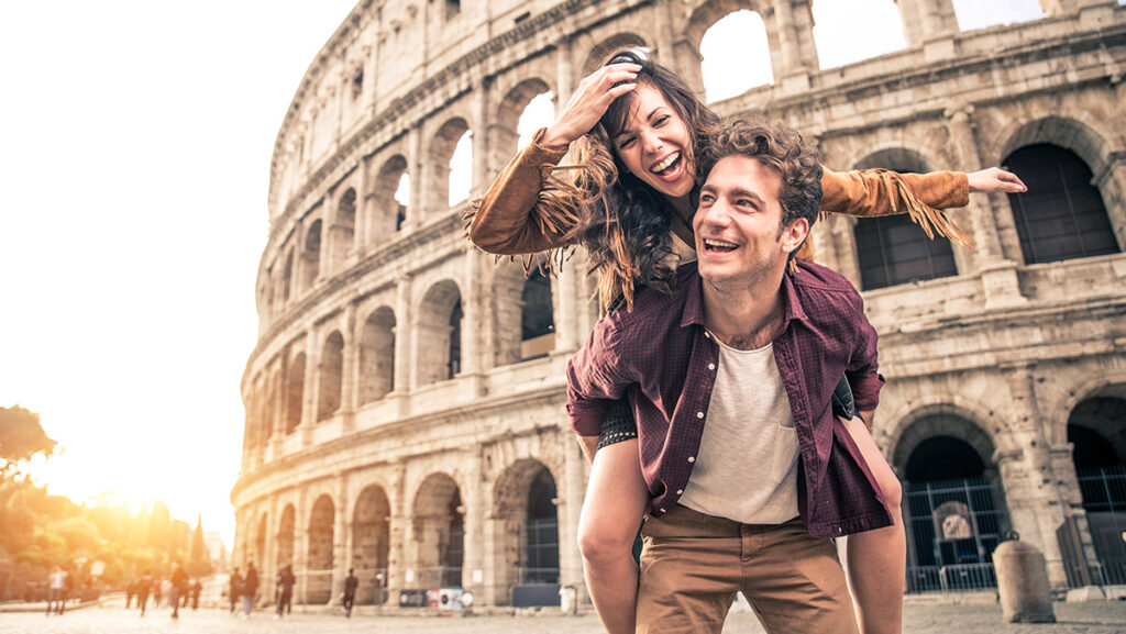 Pareja de turistas afuera del Coliseo de Roma